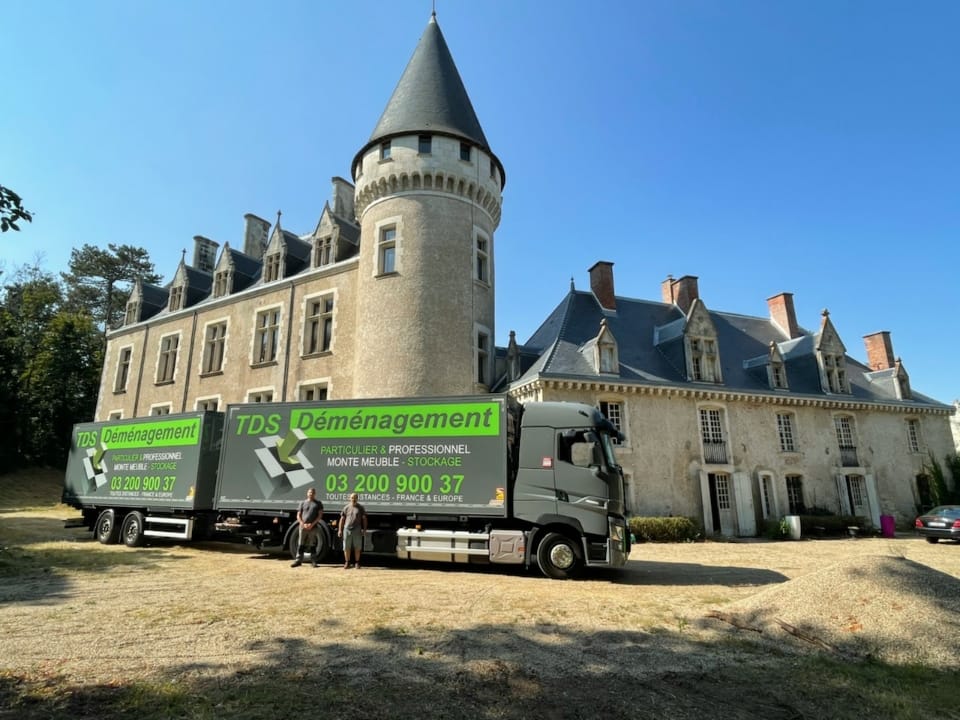 camion de déménagement devant un château